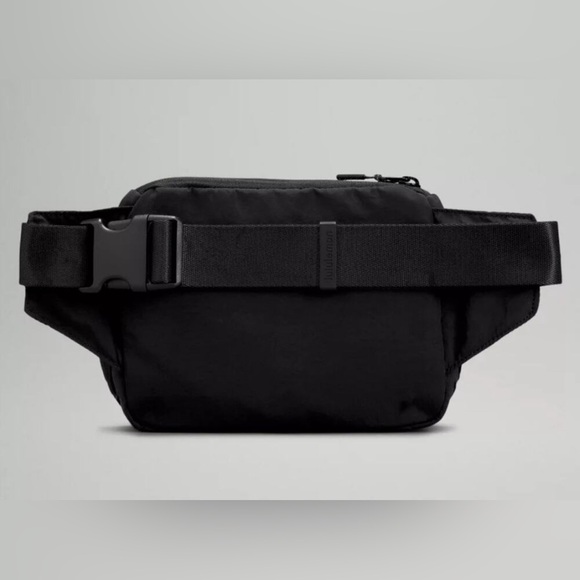 NWOT Lululemon Clean Lines Belt Bag Black 2L Unisex - Picture 4 of 9